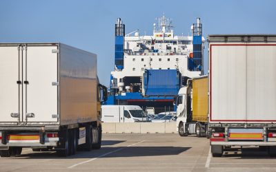 Cómo elegir la mejor opción de transporte para tu carga: Marítimo vs. Terrestre